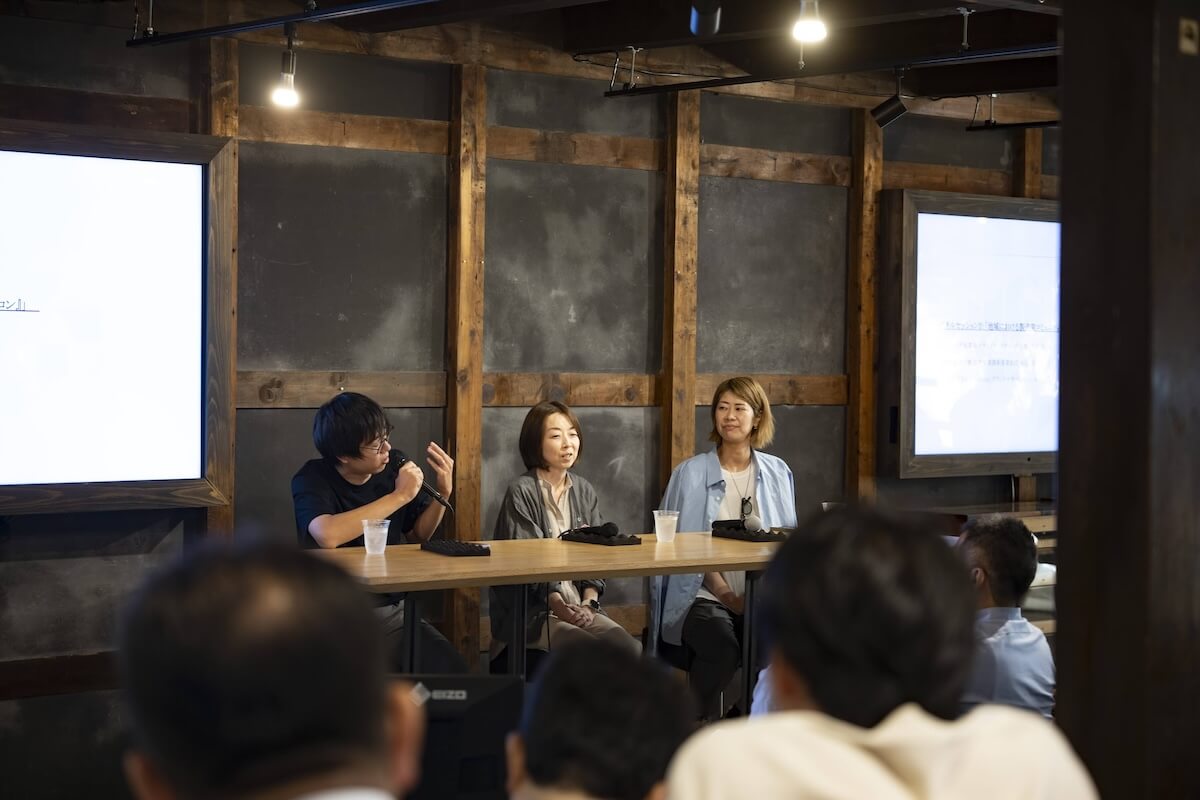 ３人の登壇者が長机につき、観客に向けて話している様子